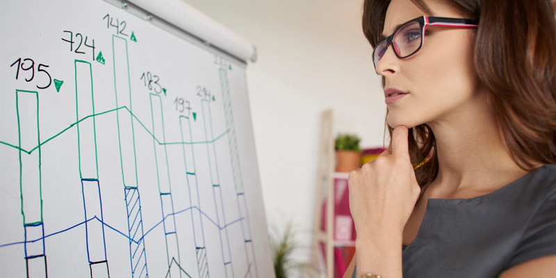 Une femme qui analyse un graphique