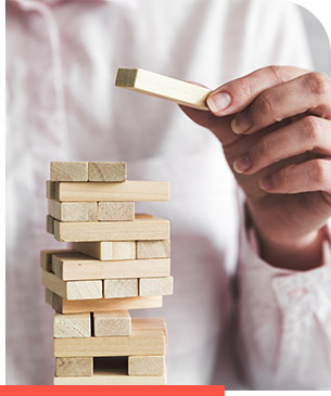 Un homme jouant à un jeu d'équilibre