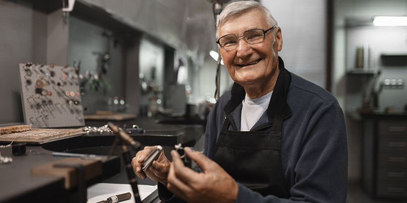 Un homme qui manipule un objet