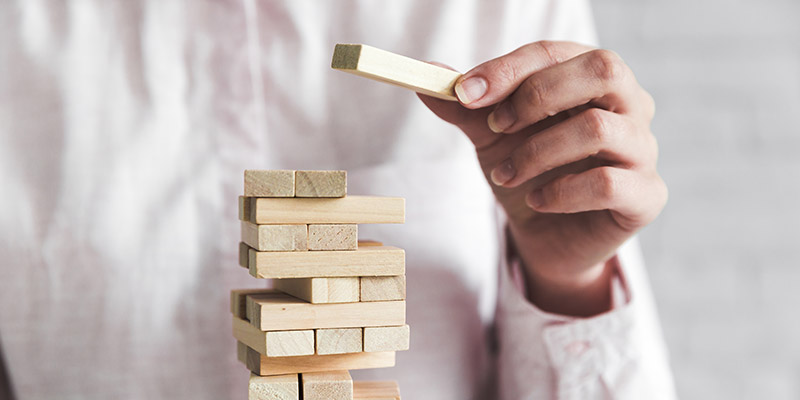 Un homme jouant à un jeu d'équilibre