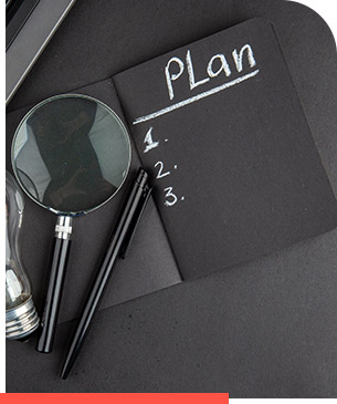 Une ampule, une loupe et un carnet avec écrit "plan"