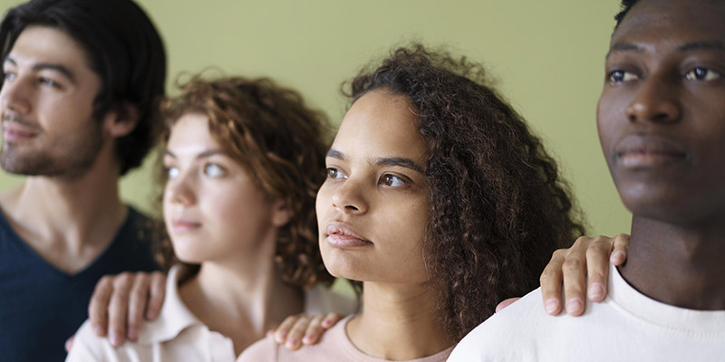 Visages de femmes et d'hommes qui regardent vers l'horizon