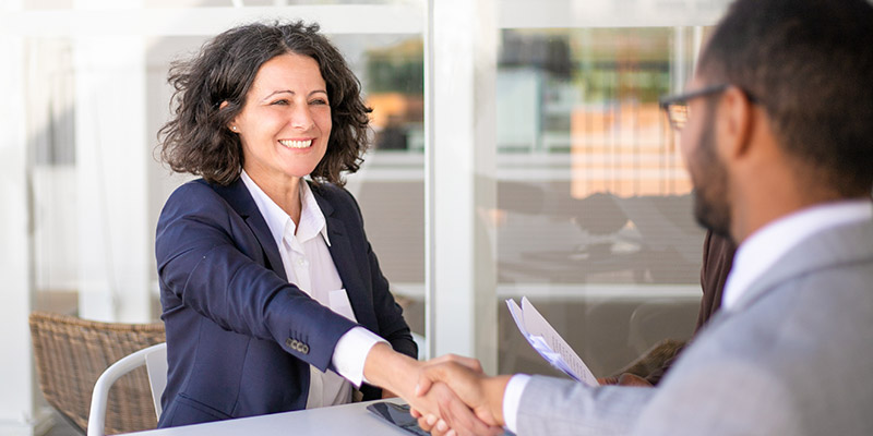 Poignée de mains entre le recruteur et le candidat