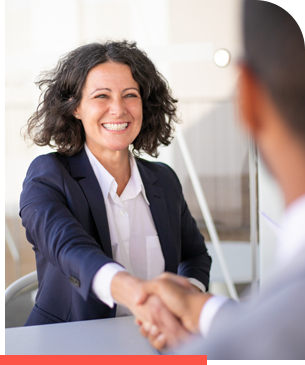 Poignée de mains entre le recruteur et le candidat