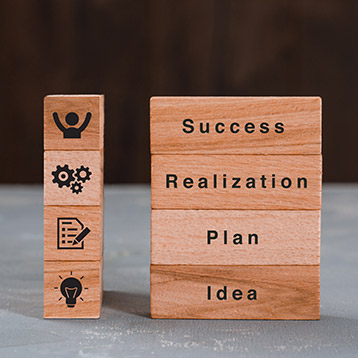 Réussir l’embauche de votre premier salarié : le guide essentiel pour les jeunes entreprises Cubes en bois "Success", "Realization", "Plan", "Idea"
